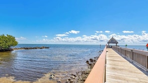 Una spiaggia nelle vicinanze, lettini da mare, teli da spiaggia