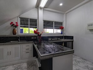 8 Bedrooms Pool Villa | Cocina privada | Refrigerador, cafetera y tetera, tetera eléctrica y periquera 