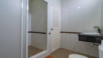 8 Bedrooms Pool Villa | Salle de bain | Baignoire relaxante profonde, articles de toilette gratuits