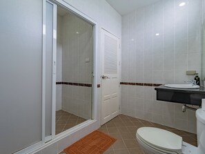 8 Bedrooms Pool Villa | Badezimmer | Komfortbadewanne, kostenlose Toilettenartikel, Haartrockner, Bidet