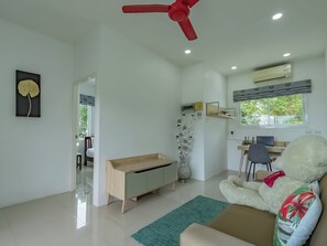 8 Bedrooms Pool Villa | In-room business centre - Private Pool Villa for Family & Friends (Chalong)