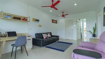 8 Bedrooms Pool Villa | In-room business centre