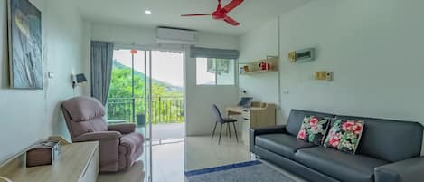 8 Bedrooms Pool Villa | 室内のビジネス センター