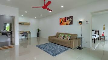 8 Bedrooms Pool Villa | In-room business centre