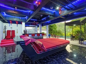 8 Bedrooms Pool Villa | Khu phòng khách | TV màn hình phẳng 59-inch có truyền hình vệ tinh, TV, sàn nhà có sưởi 