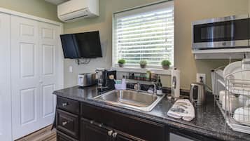 Refrigerador, microondas, lavavajillas y cafetera y tetera