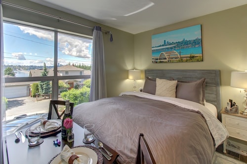 Cozy suite with lake and city views, hot tub, near parks, shopping, & dining