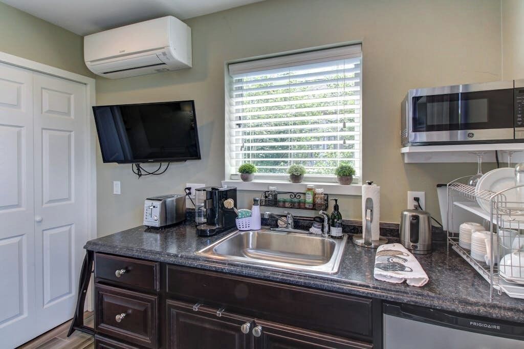 Kylskåp, mikrovågsugn, diskmaskin och kaffe- och tebryggare