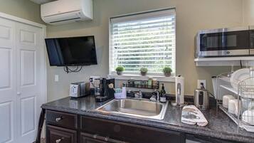 KylskÄp, mikrovÄgsugn, diskmaskin och kaffe- och tebryggare