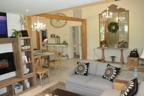 Smart TV, fireplace, DVD player