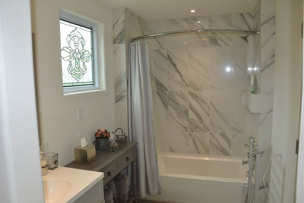2nd Bath - Double Vanity- Towel Warmer - Leaded Glass Window-Separate toilet
- THE PROVEN WINNER!!! (Hot Springs)