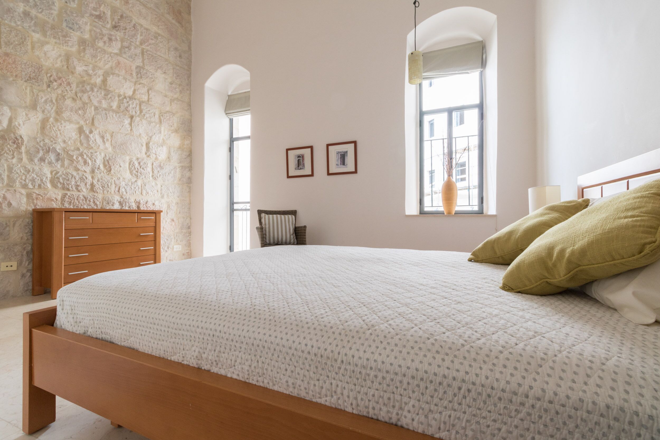 2 chambres, coffres-forts dans les chambres, bureau