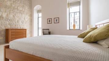2 chambres, coffres-forts dans les chambres, bureau