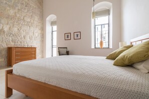 2 bedrooms, in-room safe, desk, iron/ironing board - ✦Beautiful 2 BDR ✦2 bath ✦balcony ✦ near Mamilla✦ (Jerusalem)