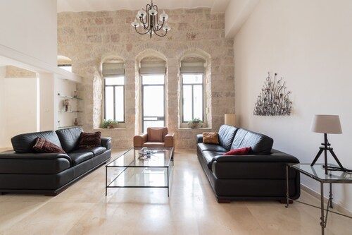 KAUNIS UUSI AUTHENTIC STYLE DUPLEX NEAR MAMILLA
