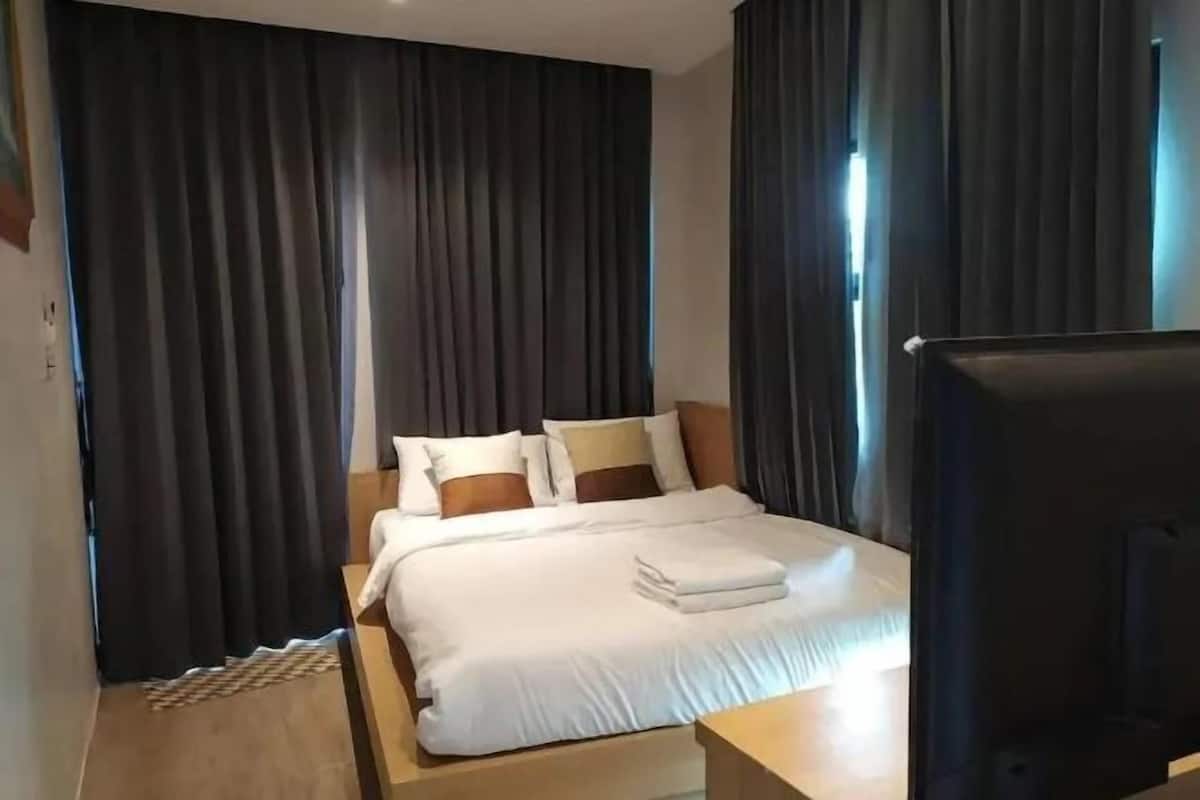Desk, blackout curtains, free WiFi, bed sheets