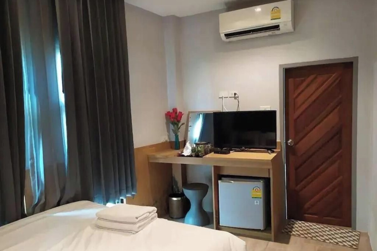 Escritorio, cortinas opacas, wifi gratis y ropa de cama