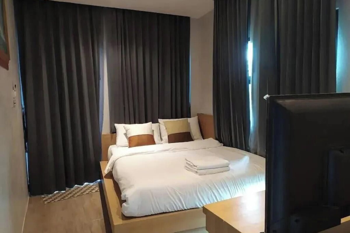 Escritorio, cortinas opacas, wifi gratis y ropa de cama