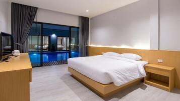 Deluxe Pool Access | Desk, blackout curtains, free WiFi, bed sheets
