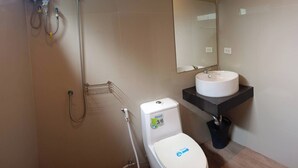 Un baño con inodoro, lavabo y ducha.
