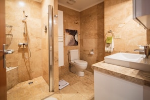 Regadera, amenidades de baño gratuitas, toallas