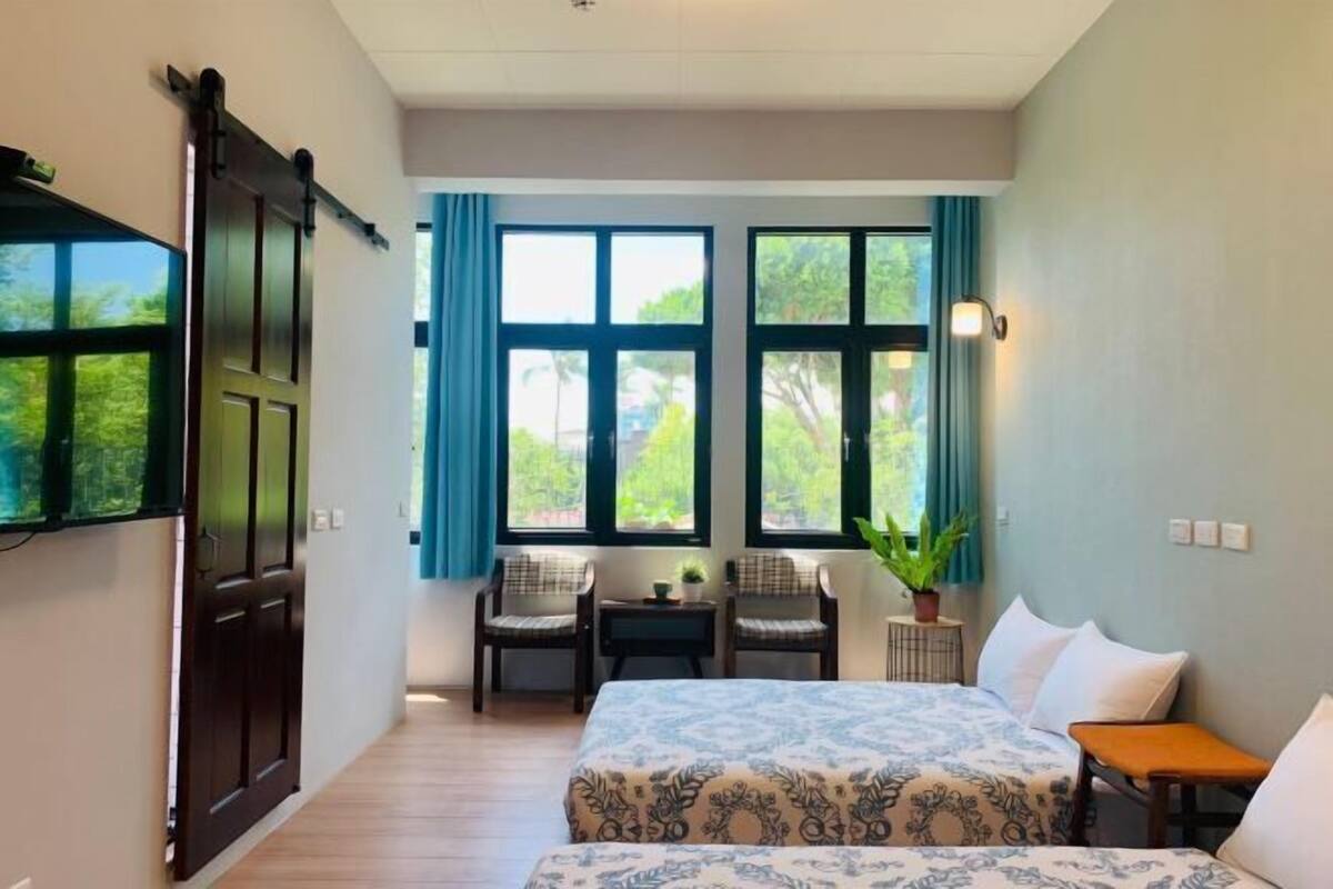 1 habitación, escritorio y espacio para trabajar con laptop