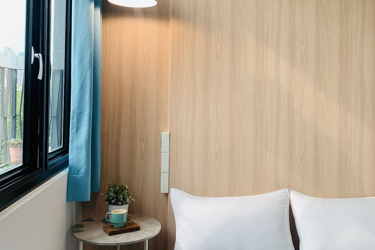 1 habitación, escritorio y espacio para trabajar con laptop 