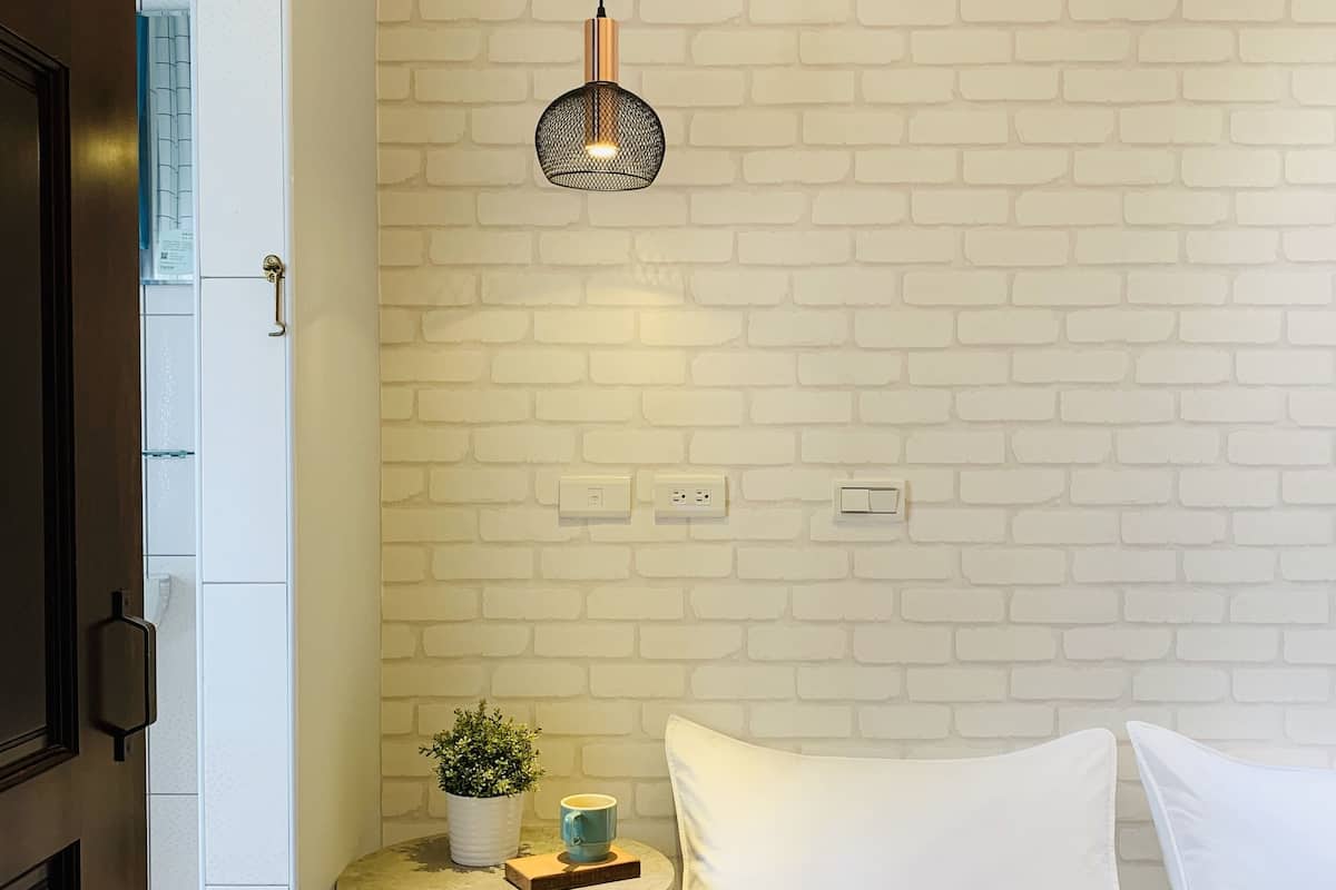 1 habitación, escritorio y espacio para trabajar con laptop 