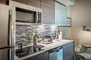 Refrigerador, microondas y cafetera y tetera 