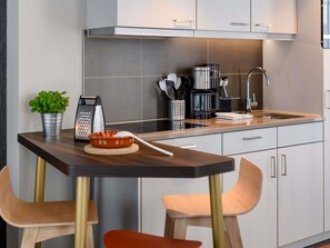 Een kluis op de kamer, een bureau, verduisterende gordijnen