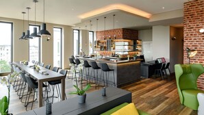 Un interior moderno con zona de comedor, bar y asientos.