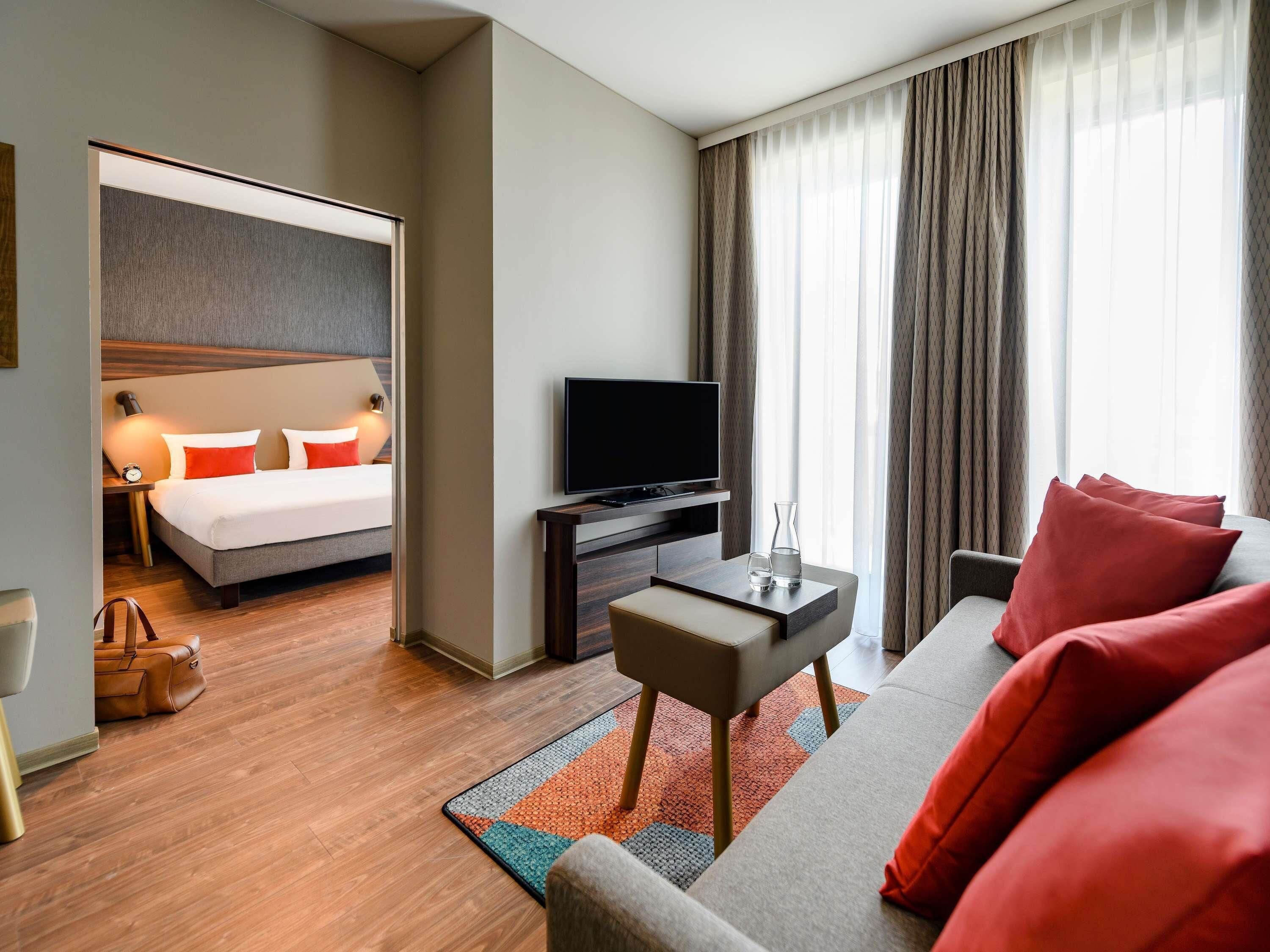 アパートメント ダブルベッド 1 台ソファーベッド付き | セーフティボックス (室内)、デスク、遮光カーテン、防音設備