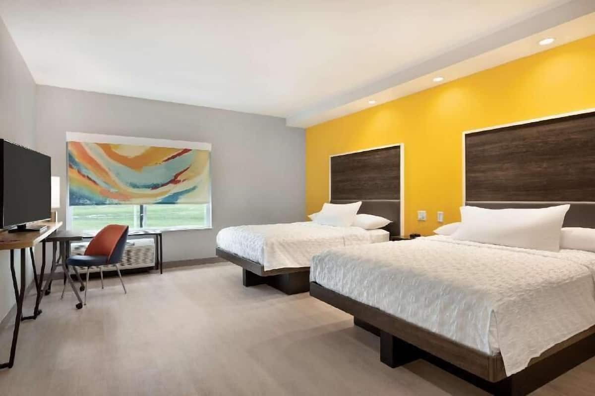 Luxe beddengoed, een bureau, verduisterende gordijnen
