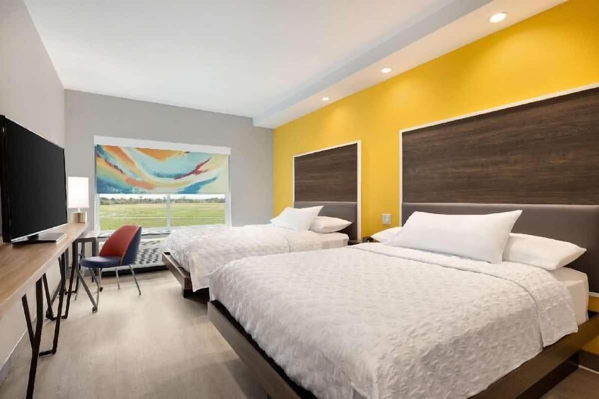 Luxe beddengoed, een bureau, verduisterende gordijnen