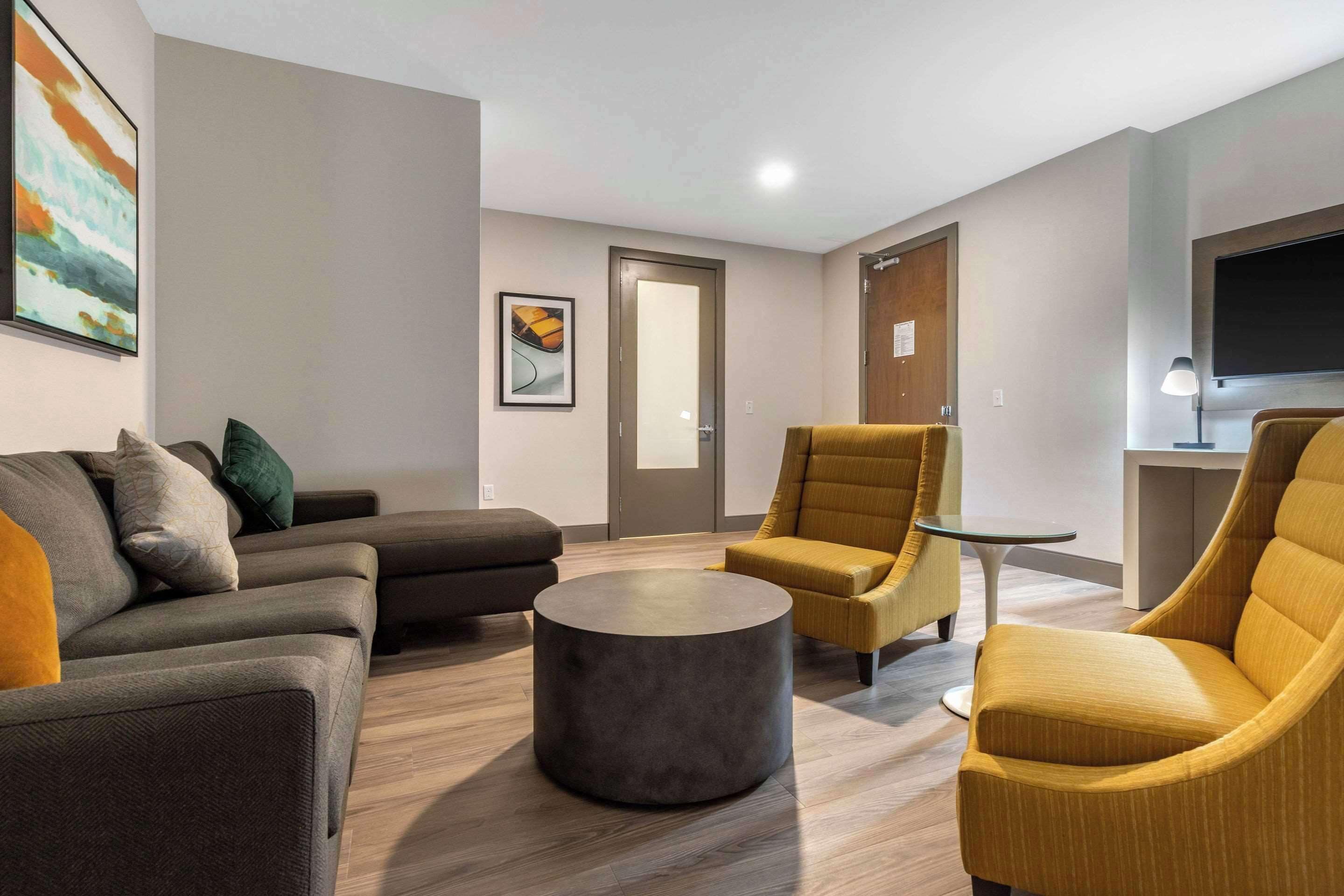 suite, 1 king bed, accessible, non smoking | 1 bedroom, premium bedding, in-room safe, individually decorated