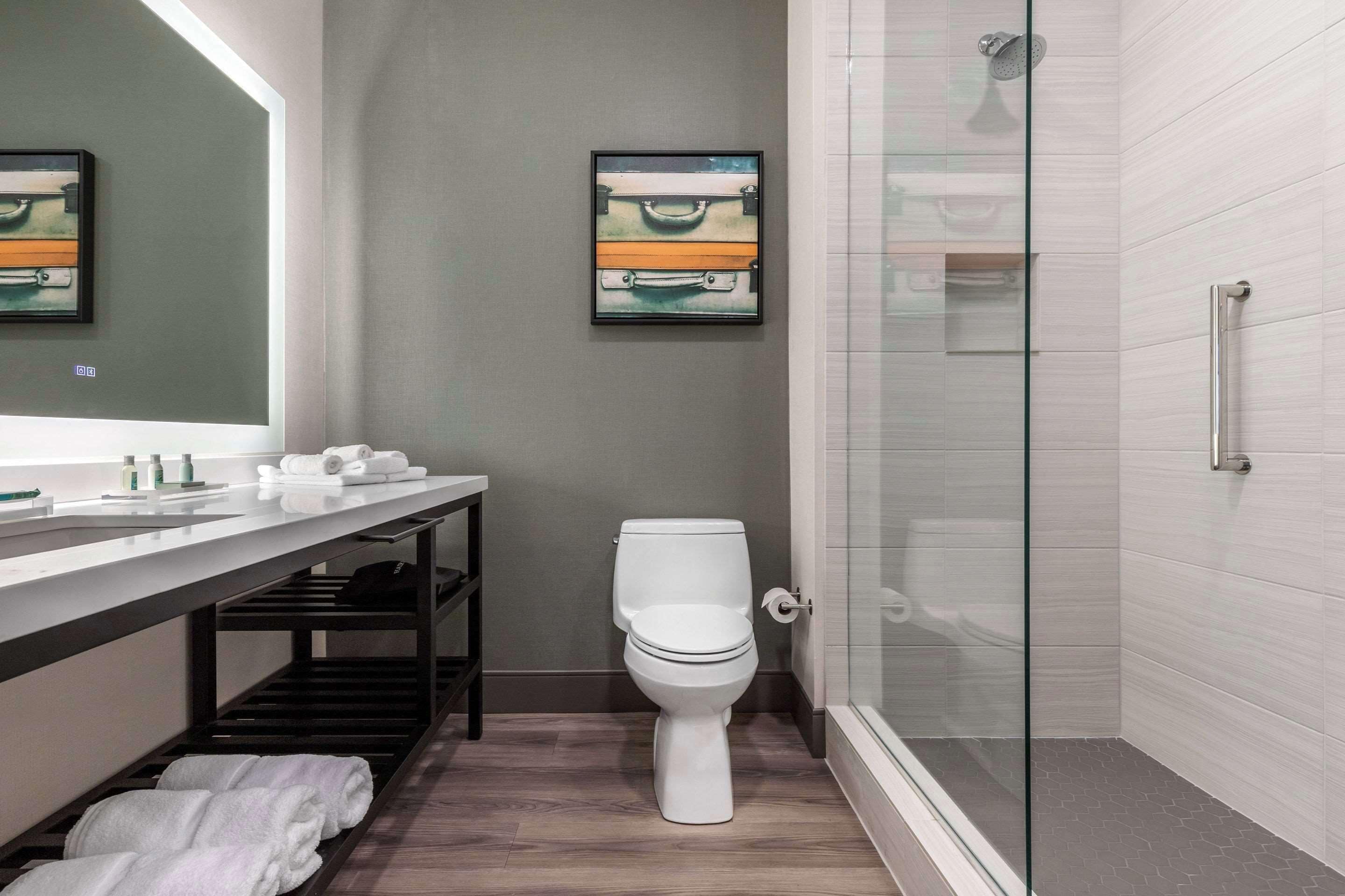 suite, 1 king bed, non smoking | 1 bedroom, premium bedding, in-room safe, individually decorated