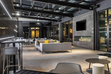 Piscina interna. Cambria Hotel Arundel Mills - BWI Airport