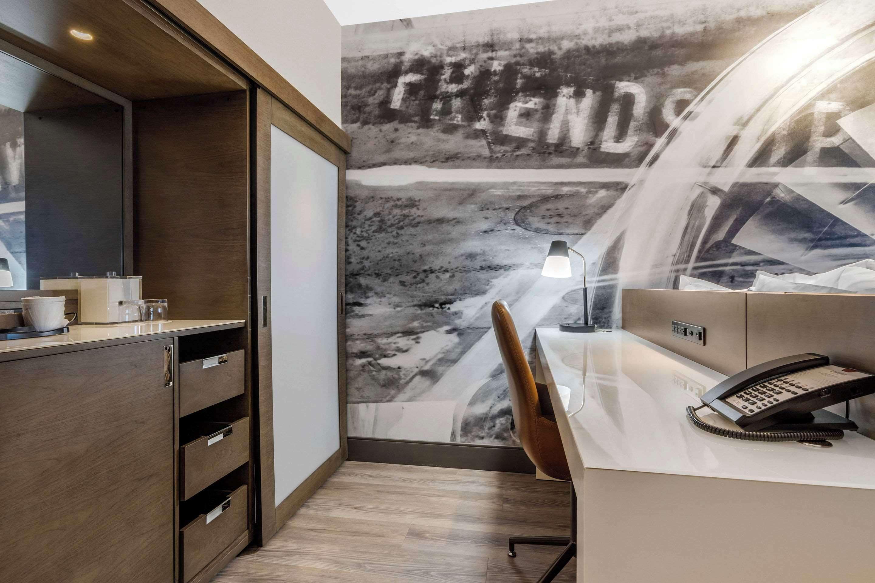 standard room, 1 king bed, non smoking | 1 bedroom, premium bedding, in-room safe, individually decorated