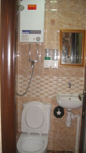 Dusche, Bademäntel, Hausschuhe