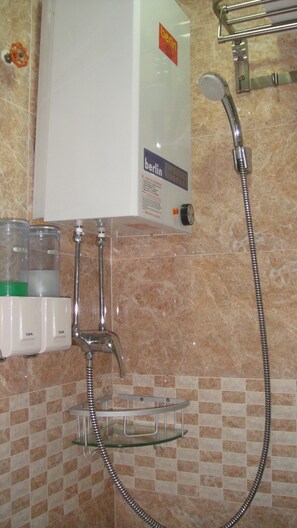 Shower, bathrobes, slippers - Philippine Hostel (Kowloon)