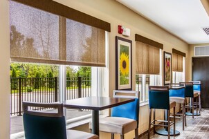 Desayuno continental gratuito y diario