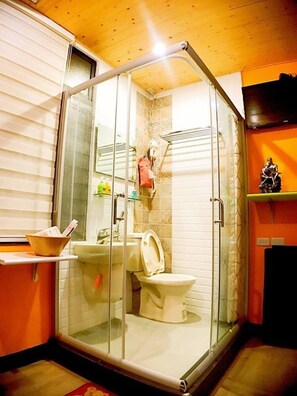 Ducha, artículos de higiene personal gratuitos y secador de pelo