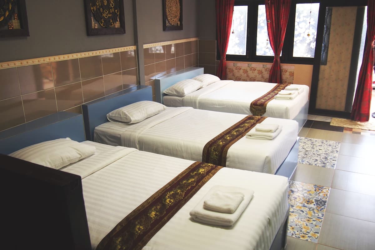 Family Triple Room | Individually decorated, individually furnished, free WiFi, bed sheets