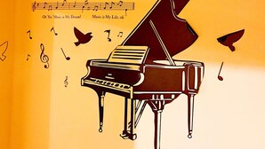 A piano with sheet music and birds flying around it. - Star B&B (Tainan)