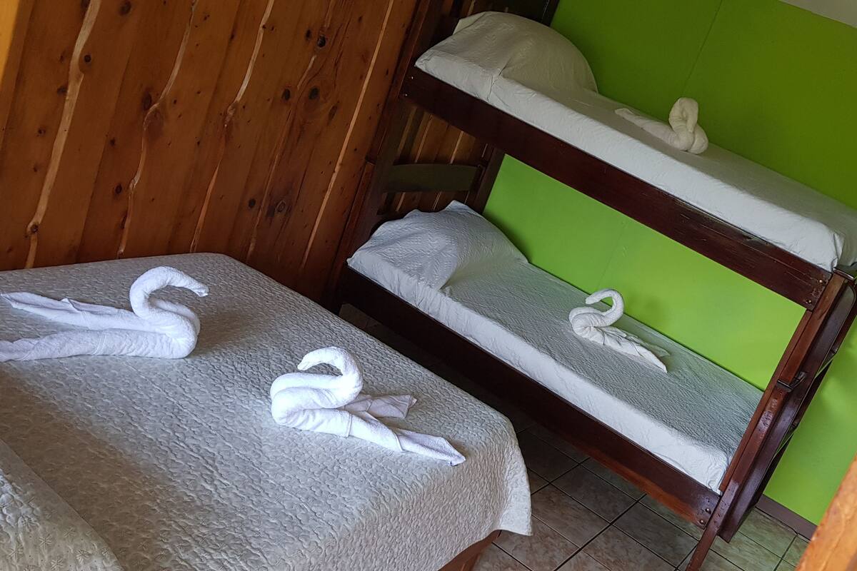 Habitacion #2, dormitorio con bano privado | Bügeleisen/Bügelbrett, kostenloses WLAN, Bettwäsche