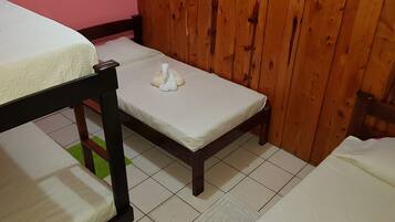 Habitacion #5, quintuple con bano privado | Iron/ironing board, free WiFi, bed sheets