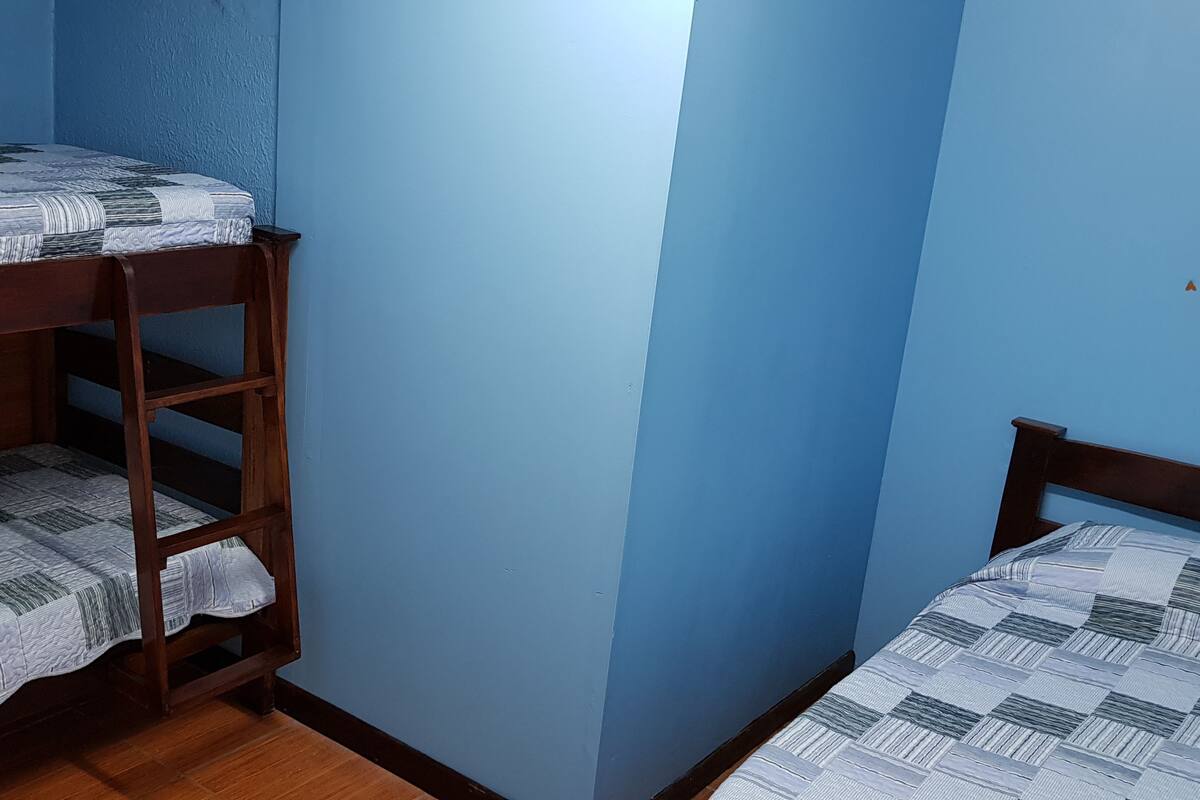 Habitacion #3 cuadruple con bano privado | Bügeleisen/Bügelbrett, kostenloses WLAN, Bettwäsche