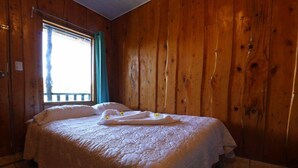 Habitacion #2, dormitorio con bano privado | Iron/ironing board (on request), WiFi (free), bed sheets - Moras Place B&B - Hostel (Monteverde)