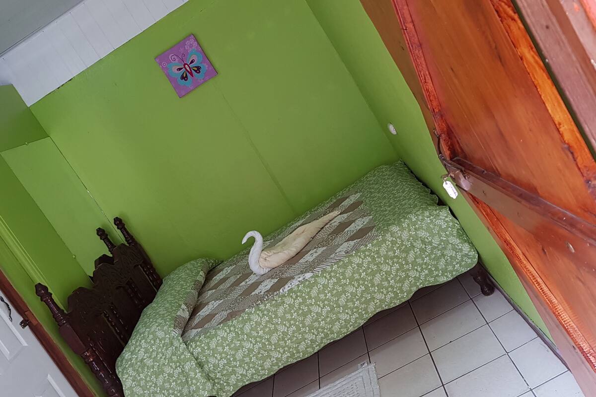 Habitacion #4, cuadruple con bano privado | Bügeleisen/Bügelbrett, kostenloses WLAN, Bettwäsche