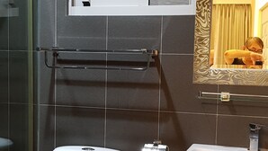A bathroom with a toilet, bidet, and sink. - Tainan Yi Zhan (Tainan)